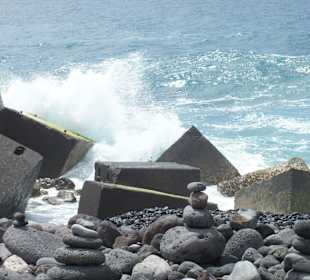 Wellenbrecher nahe Strand
