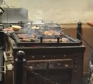 Beim Indoor-Grill Faustfood zum Abendessen