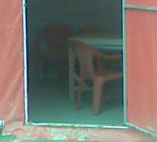 Innen in einem Zelt.