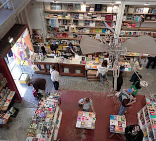 Blick in die Buchhandlung von der Rotation aus