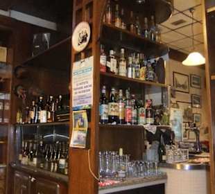 Überall Flaschen an der Wand