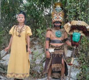 Mayas in historischer Tracht