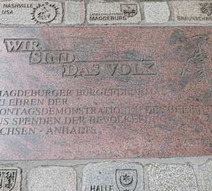Das Denkmal WIR SIND DAS VOLK in Magdeburg