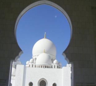 Blick durch einen Bogen auf die Hauptkuppel