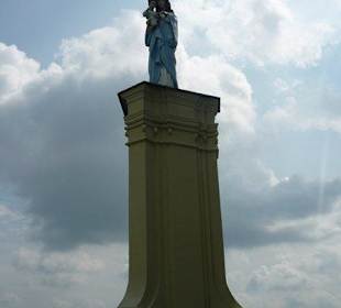 Kolumna z figurą Matki Boskiej