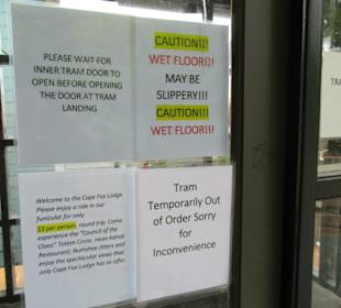 Unterwegs auf Holzstegen in der Creek Street