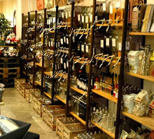 Blick in Geschäfte des Mediterraneo