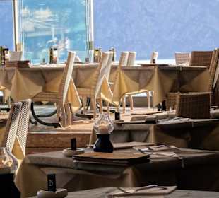 Blick auf die Tische des Restaurants