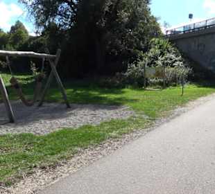 Schaukelweg an der Donau