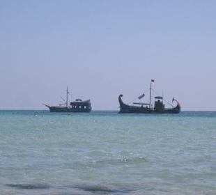 Piratenboot und Wikingerschiff