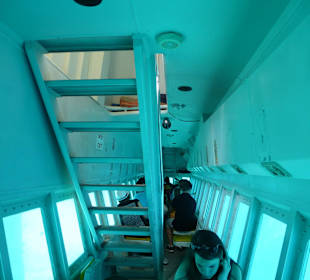 Im Boot unter Wasser