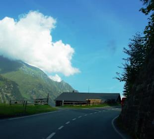 Einzelne Alpenhütten auf dem Weg