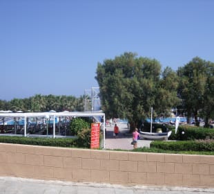 Der Weg zum Pool  und Strand Doreta Beach Resort & Spa