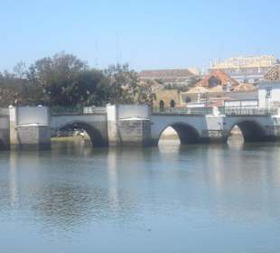 Ein Teil der siebenbogigen Brücke