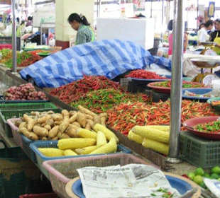 Buntes Markttreiben in Krabi