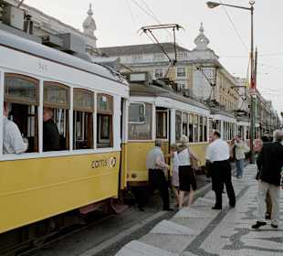 Tram vor der Praca de Commercio Richtung Altstadt
