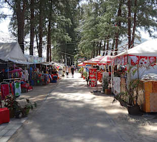 Strandpromenade mit Läden