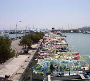 Boote im Hafen von Alcudia am Feiertag im Juni