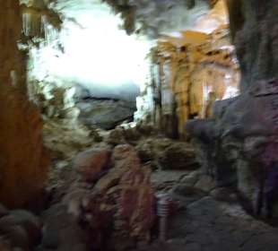 Verschieden Steinformationen in der Höhle