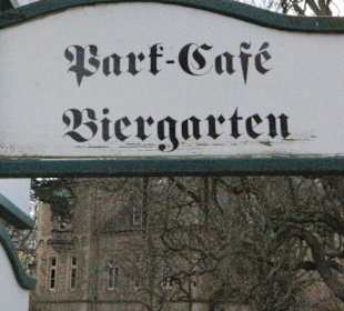 Wegweiser zum Parkcafe und Biergarten