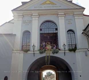 Blick auf das Tor der Morgenröte mit Kapelle