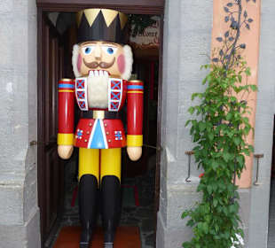 Übergroßer Nußknacker neben dem Eingang 