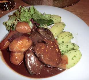 Großmutters Rinderbäckchen in Rotweinsoße