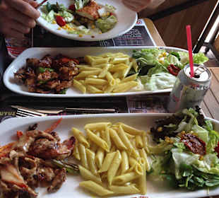 Essen im Hühnerhaus (Tavuk Dünyasi)