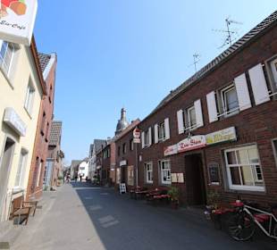 Straßen und Gebäude in Zons