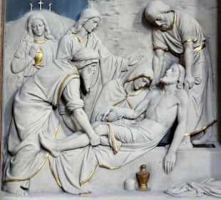 Stationen des Kreuzweges als Relief in der Kirche