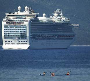 Die Azura, ein echter Gigant, ankert vor Korcula 