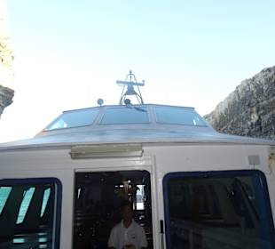 Mit dem großen Boot in die Höhlen