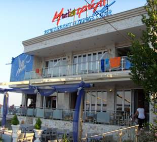 Restaurant und Terrasse unten, Zimmer oben