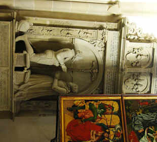 Aus Sandstein am Altar