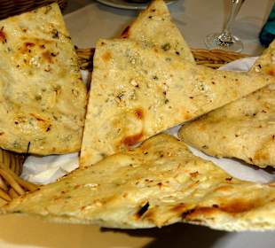 Knoblauch-Naan als Vorspeise