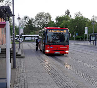 Bushaltestelle vor dem Eingang des Bahnhofes