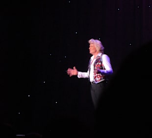 Hans Klok in “The New Houdini”