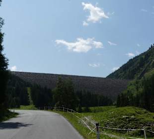 Die Staumauer im Blick