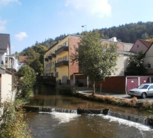 Die Rückansicht mit schöner Lage am Dorfbach