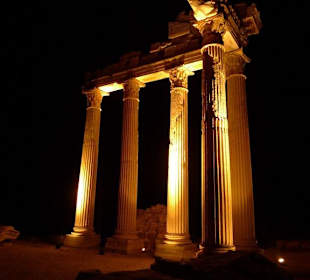 Säulenreste nahe dem Hafen