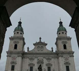Blick von den Arkaden zur Mariensäule und zum Dom