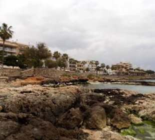 Entlang der Strandpromenade Cala Millor