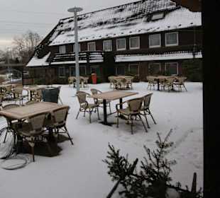 Biergarten nach Schneefall
