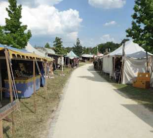 Mittelalterliches Lagerleben mit Ständen