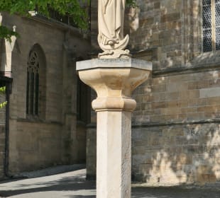 Marienstatue an der Rückseite vom Erfurter Dom