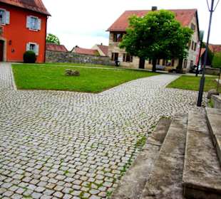 Im Garten der Kirche