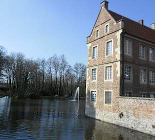 Außenansicht mit Wasserfontäne