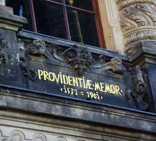 Goldene Inschriften