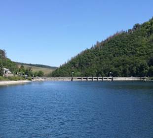 Blick auf die Staumauer