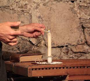 Der Abend beginnt mit Geschichten im Keller...